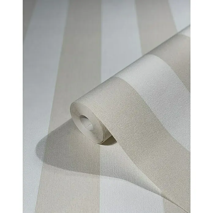 Marburg Kids' Walls Vliestapete - Beige/Weiß, Streifen, 10,05 x 0,53 m - Nahaufnahme einer Rolle gestreifter Tapete in neutralen Farbtönen, die Textur und das Muster hervorhebt. Perfekt für die moderne Raumgestaltung.