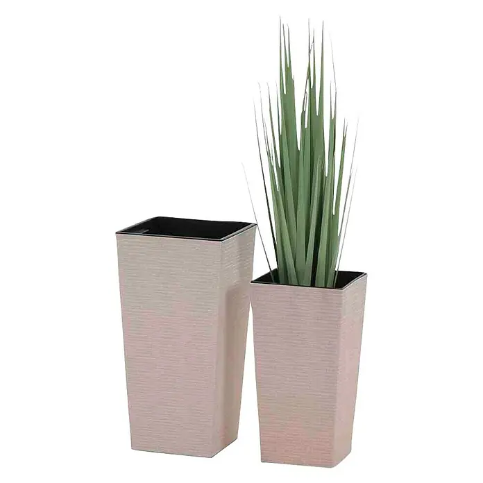 Siena Garden Pflanzsäule eckig Nizza Groove - Außenmaß (L x B x H): 35 x 35 x 68 cm, Kunststoff, Creme Groove - Zwei quadratische Pflanzgefäße in heller Holzoptik, eines bepflanzt mit grünen Kunstpflanzen, vor schwarzem Hintergrund.