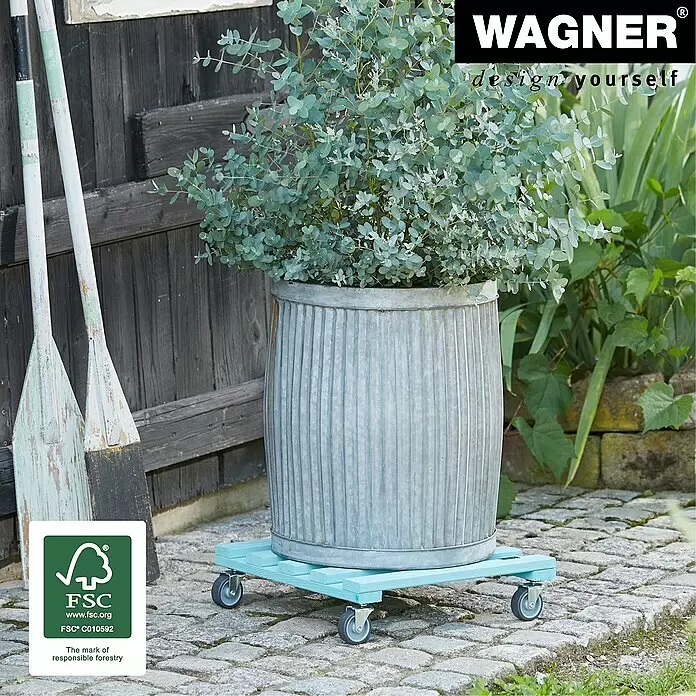 Wagner System Pflanzenroller - 9,5 x 38 cm, Blau, Max. Belastung: 120 kg, Durchmesser Rolle: 50 mm - Hellblauer Holz-Pflanzenroller mit vier Rollen, der einen großen Topf mit Pflanze auf einem Steinpflaster trägt.