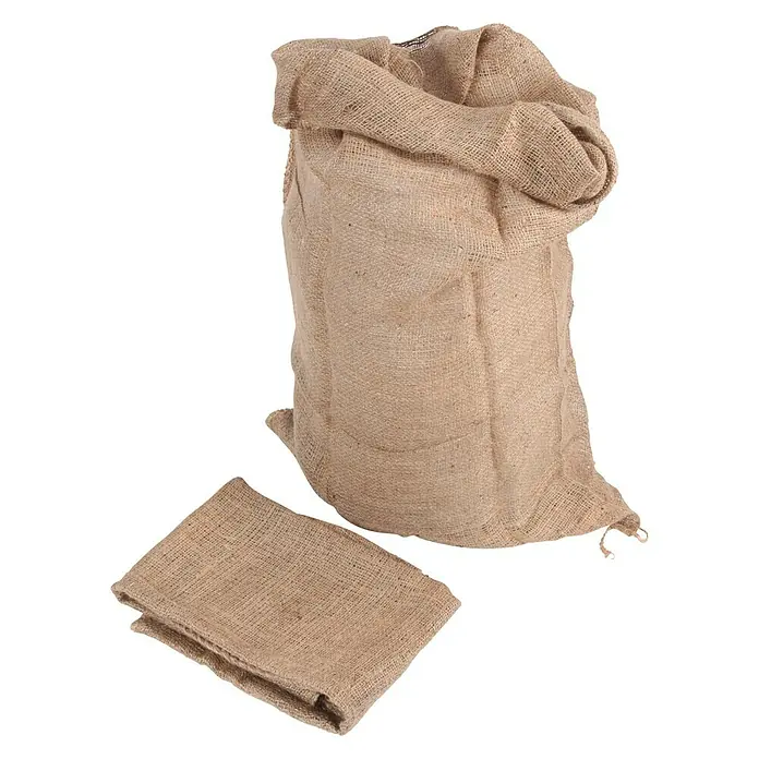 Floraworld Classic Gartensack - Natur, 105 cm - Ein gefüllter Jutesack und ein gefaltetes Jutetuch auf schwarzem Hintergrund. Natürliche und robuste Verpackungslösung.