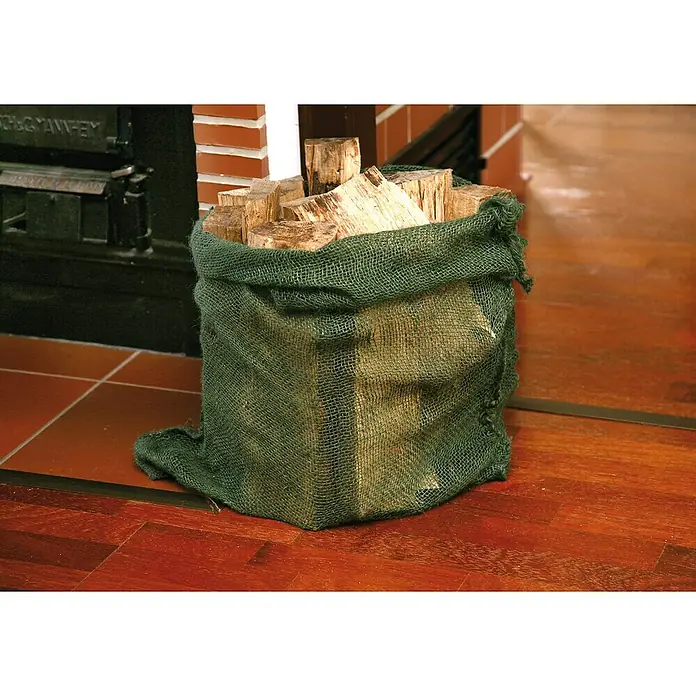 Floraworld Classic Gartensack - Grün, 80 cm - Ein Sack gefüllt mit Holz, daneben ein Kamin, präsentiert auf einem Holzboden. Perfekt für gemütliche Abende.