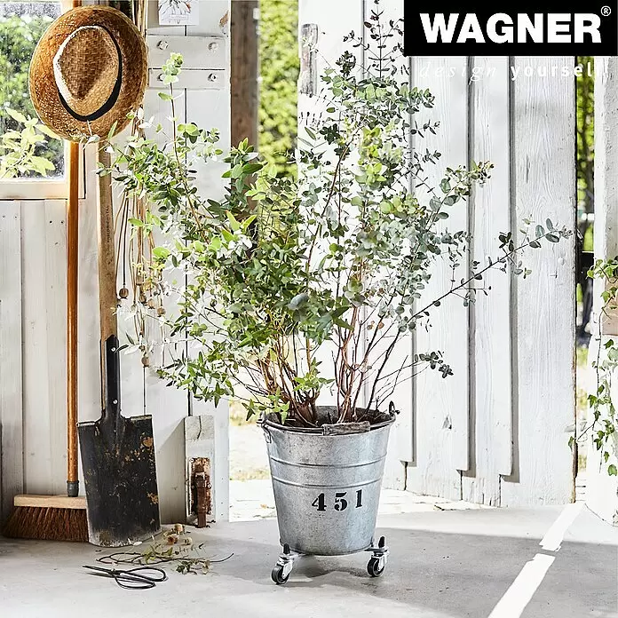 Wagner System Pflanzenroller SUN CITY SMALL - 37,5 cm, Metall, Grau, Max. Belastung: 75 kg - Robuster Pflanzkübel aus verzinktem Stahl auf Rollen, mit großer Pflanze in Gartenumgebung.