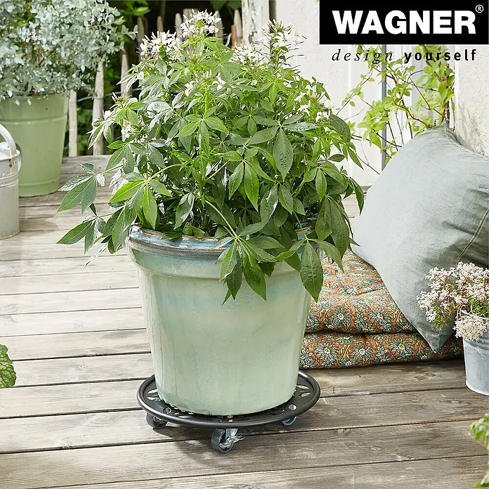 Wagner System Pflanzenroller - 30 cm, Metall, Schwarz, Max. Belastung: 100 kg - Pflanzenroller von Wagner mit einem grünen Topf auf einer hölzernen Terrasse. Ideal, um Ihre Pflanzen einfach zu bewegen und zu präsentieren.