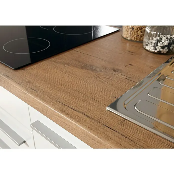 Respekta Premium Küchenzeile Gabriel - Breite: 320 cm, Weiß, Mit Elektrogeräten, Induktionskochfeld mit integrierter Dunstabzugshaube - Detailaufnahme einer Küchenarbeitsplatte aus Holz mit Spüle und Kochfeld, die eine moderne und funktionale Küchengestaltung zeigt.