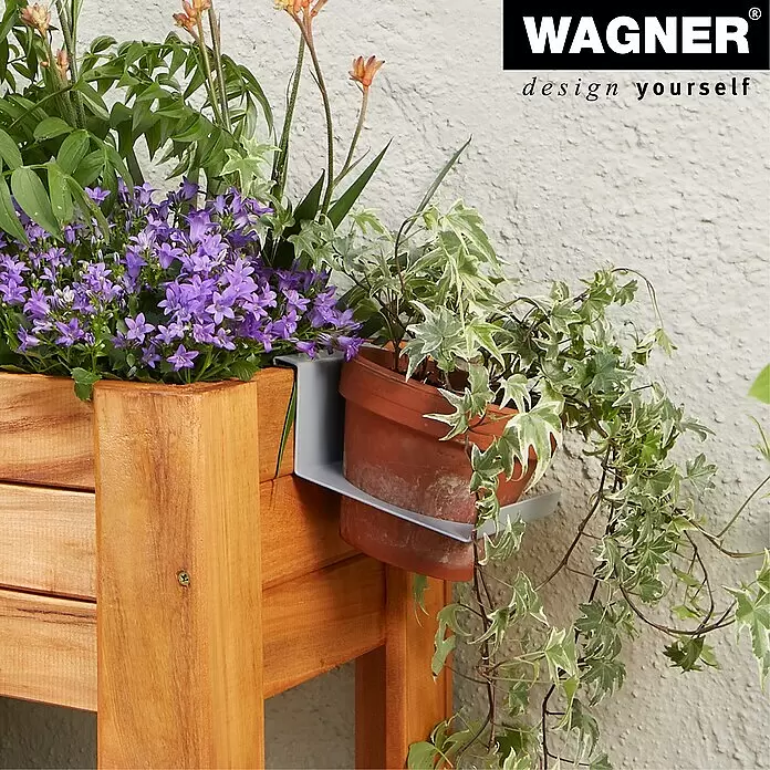Wagner System GreenFamily Blumentopfhalter GH 3002 - B x H: 12,5 x 6,5 cm, Silber - Grauer Metall-Blumentopfhalter an einem Holzpflanzgefäß, der einen Terrakotta-Topf mit Efeu hält.