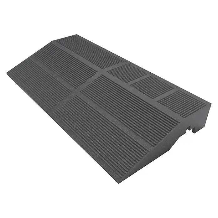 Seitenelement Mixtile - Anthrazit, 40 x 20 cm, 1 Stk. - Das Bild zeigt eine schwarze, gerippte Kabelrampe. Sie ist trapezförmig und hat eine rutschfeste Oberfläche für den Innen- und Außenbereich.
