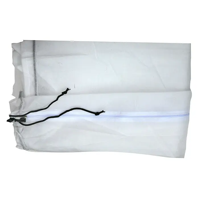 Floraworld Comfort Haubenvlies - B x H: 1,3 x 1,6 m, Geeignet für: Überwinterung - Ein weißer Wäschesack mit Kordelzug und Reißverschluss, ideal für Reisen oder die Aufbewahrung empfindlicher Kleidungsstücke.
