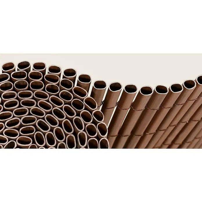 Gardol Comfort Sichtschutzmatte - Braun, 300 x 90 cm - Nahaufnahme von Kupferrohren, die in einer geordneten Anordnung für ein dekoratives Design angeordnet sind.