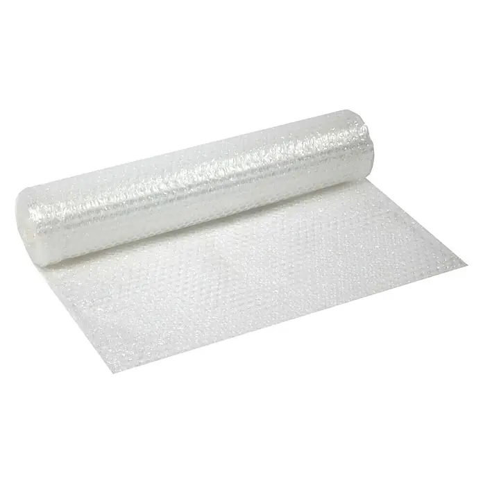 Floraworld Luftpolsterfolie - 500 x 100 cm, Stärke: 80 µm - Eine Rolle Luftpolsterfolie, teilweise abgerollt, liegt auf einer schwarzen Oberfläche. Ideal für den Schutz von zerbrechlichen Gegenständen.