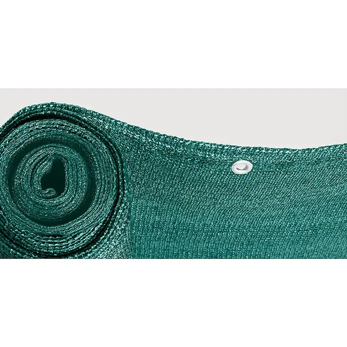 Gardol Balkonsichtschutz - Höhe: 0,9 m, Länge: 5 m, Dunkelgrün - Nahaufnahme einer grünen, gerollten Windschutzplane mit Ösen. Das Netzgewebe bietet Schutz und Privatsphäre für Außenbereiche.