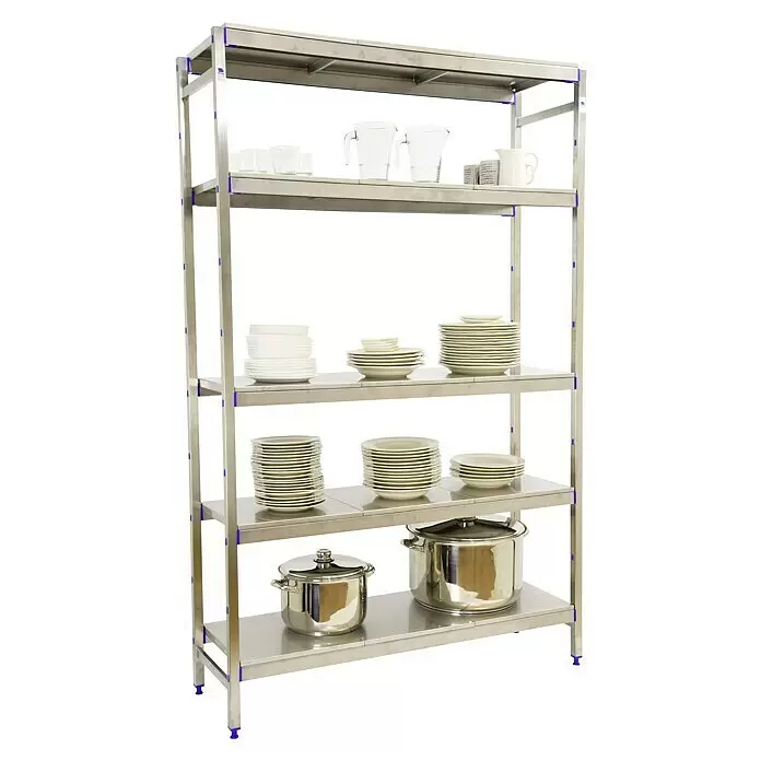 Simonrack Simoninox Metallregal Grundelement - H x B x T: 200 x 126 x 50 cm, Traglast pro Boden: 200 kg, Anzahl Böden: 5 Stk., Stecken, Material Boden: Edelstahl - Edelstahl Küchenregal mit fünf Ablagen, bestückt mit Tellern, Krügen und Töpfen.