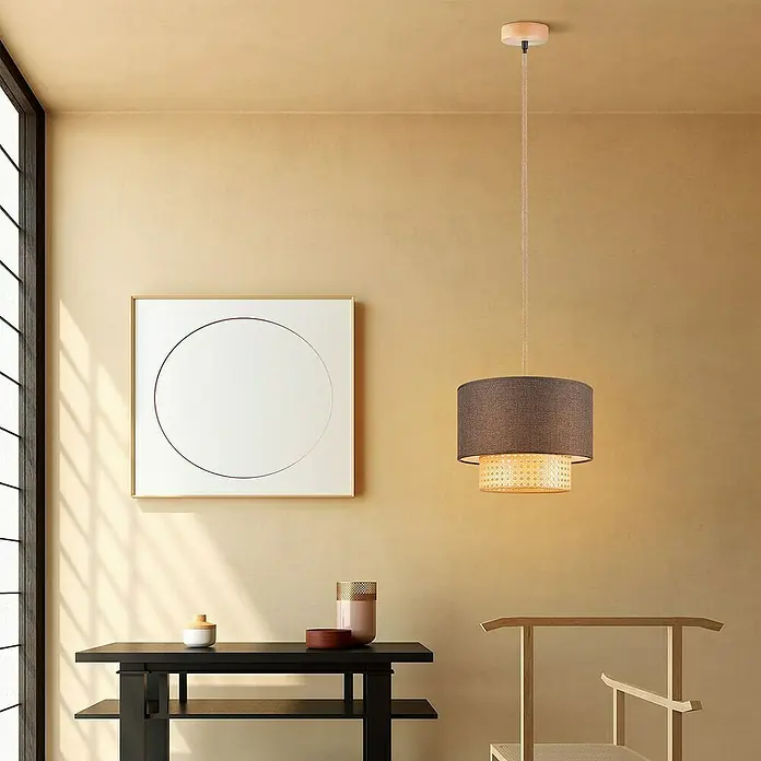 Home Sweet Home Pendelleuchte rund Cane Weave - Ø x H: 30 x 29 cm, Beige/Schwarz, Holz, Schwarz, E27 - Eine moderne Pendelleuchte mit einem grauen Stoffschirm und einem gewebten Lampenschirm darunter, die ein warmes Licht verbreitet.