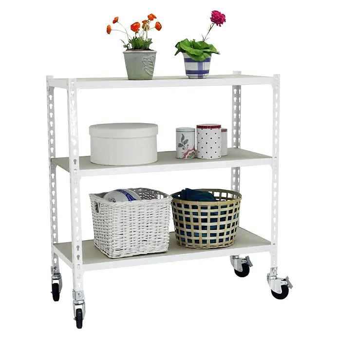 Simonrack Maderclick Estantería metálica Mobile Superplus - Al x An x Pr: 97,5 x 110 x 30 cm, Número de baldas: 3 ud., Inserción, Blanco - Un carrito de servicio blanco de tres niveles con ruedas, con varios artículos como contenedores, cestas y plantas en los estantes.
