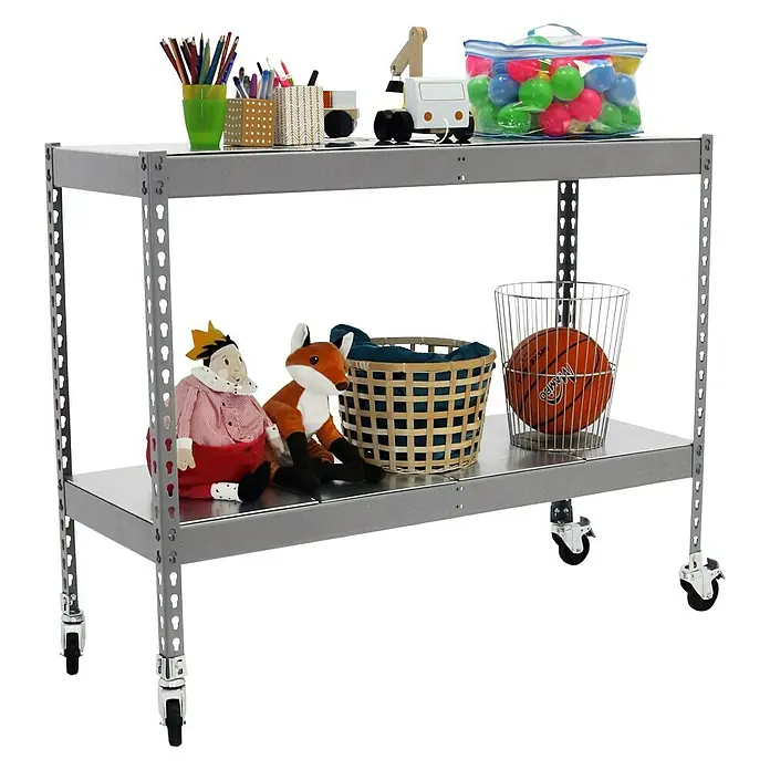 Simonrack Simonforte Estantería metálica Mobile Metal - Al x An x Pr: 97,5 x 150 x 45 cm, Número de baldas: 2 ud., Inserción, Gris, Capacidad de carga por balda: 75 kg - Un carro metálico de dos niveles lleno de juguetes, bolígrafos y una pelota. Perfecto para guardar en la habitación de los niños.