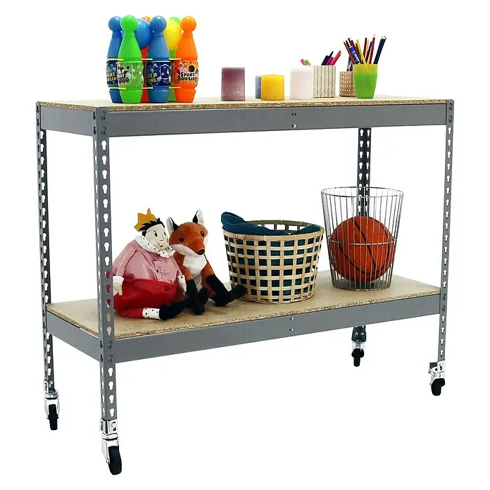 Simonrack Simonforte Estantería metálica Mobile Chipboard - Al x An x Pr: 97,5 x 120 x 75 cm, Inserción, Gris, Capacidad de carga por balda: 75 kg - Una estantería gris de dos niveles, llena de objetos como juguetes, velas y material de oficina.