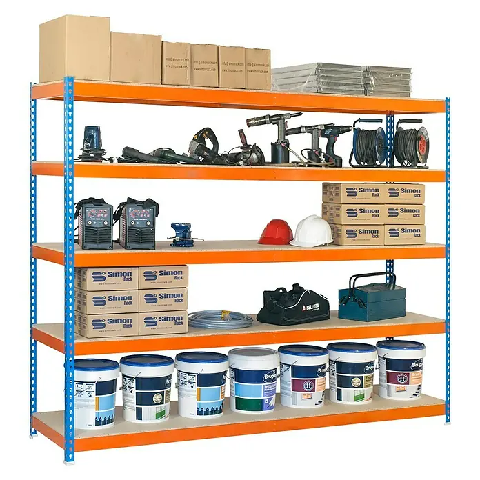 Simonrack Ecoforte Schwerlastregal Chipboard - H x B x T: 250 x 120 x 45 cm, Traglast pro Boden: 400 kg, Anzahl Böden: 5 Stk., Stecken, Blau/Orange - Aufnahme eines voll beladenen Simon Rack-Regals mit Werkzeugen, Farbdosen und Kartons auf vier Regalebenen.