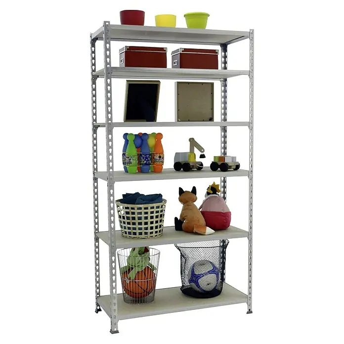 Simonrack Maderclick Metallregal Maderclick - H x B x T: 250 x 90 x 40 cm, Traglast pro Boden: 150 kg, Anzahl Böden: 6 Stk., Stecken, Silber - Ein graues Metallregal mit mehreren Ablagen, auf denen verschiedene Gegenstände wie Kisten, Spielzeug und Bälle platziert sind.