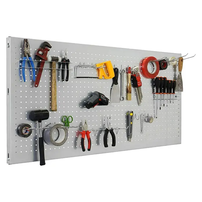 Simonrack Panelclick Panel perforado con 22 ganchos y 3 accesorios - L x An: 120 x 60 cm, Galvanizado - Pared de herramientas con herramientas variadas como martillos, llaves inglesas y alicates, ordenadas en un panel perforado.