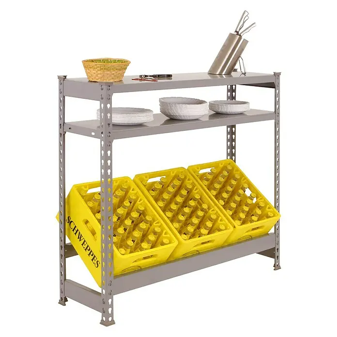 Simonrack Simonbottle Getränkekistenregal Shelf - H x B x T: 100 x 100 x 30 cm, Anzahl Böden: 3 Stk., Traglast Einlegeboden: 100 kg, Stecken, Grau - Ein dreistufiges Regal mit gelben Getränkekisten, Tellern und Küchenutensilien, ideal für Lagerung und Organisation in Küche oder Gastronomie.