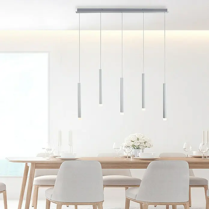 LED-Pendelleuchte Bruno - 29 W, L x B x H: 100 x 8 x 60 cm, Aluminium, Warmweiß, 5 Stk. - Fünfflammige Pendelleuchte über einem Esstisch in einem modernen Esszimmer. Das moderne Design sorgt für ein elegantes Ambiente.