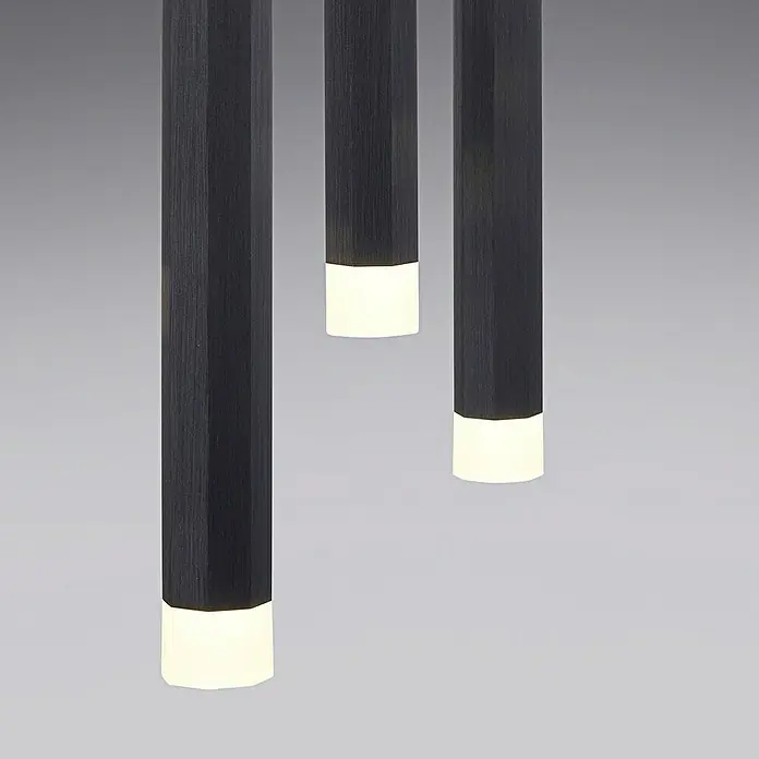 LED-Pendelleuchte Bruno - 18 W, L x B x H: 55 x 8 x 60 cm, Schwarz, Warmweiß, 3 Stk. - Nahaufnahme von drei dunklen, zylindrischen Pendelleuchten mit warmweißem Licht an den Enden vor einem neutralen Hintergrund.