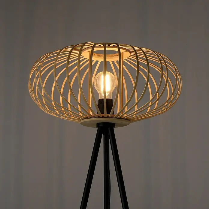 Just Light Racoon Stehleuchte - 40 W, Höhe: 150 cm, Schwarz, natur, E27 - Nahaufnahme einer Stehlampe mit einem Lampenschirm aus hellem Holz in einem Käfigdesign und einem schwarzen Stativ.