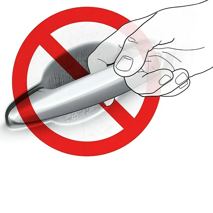 Luxshield Lackschutzfolie für PKW-Griffmulde - Kfz-Bereich - Das Bild zeigt eine Hand, die einen Türgriff berührt, überlagert mit einem roten Verbotssymbol, das auf Einschränkungen hinweist.