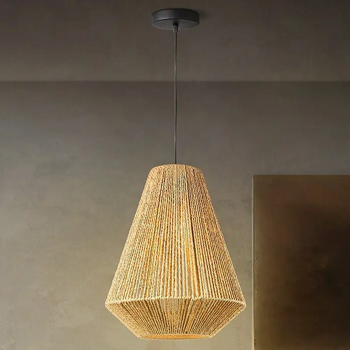 Home Sweet Home Pendelleuchte rund Vela - Ø x H: 33 x 45 cm, Beige, E27 - Nahaufnahme einer modernen Pendelleuchte mit einem Lampenschirm aus Seil, die ein warmes, einladendes Licht ausstrahlt.