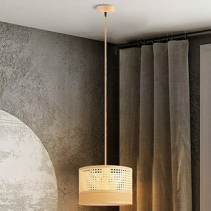 Home Sweet Home Pendelleuchte rund Cane Weave - Ø x H: 30 x 27 cm, Beige, Holz, Beige, E27 - Eine moderne Pendelleuchte mit einem Lampenschirm aus Rattan und Stoff, die ein warmes Licht in den Raum wirft.