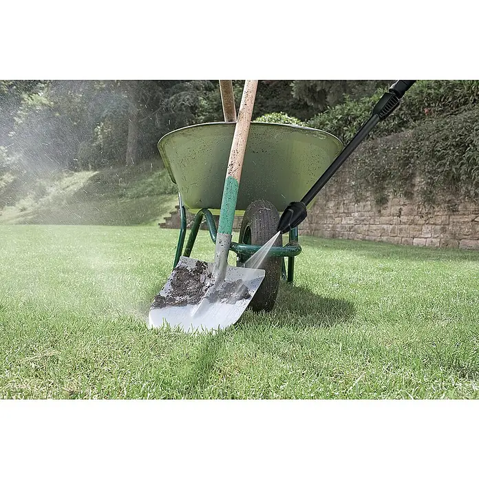 Kärcher Hidrolimpiadora de alta presión K4 Universal Edition - 130 bar, 1.800 W, Capacidad de bombeo: 420 l/h - Limpieza de una pala con una hidrolimpiadora delante de una carretilla en el jardín.