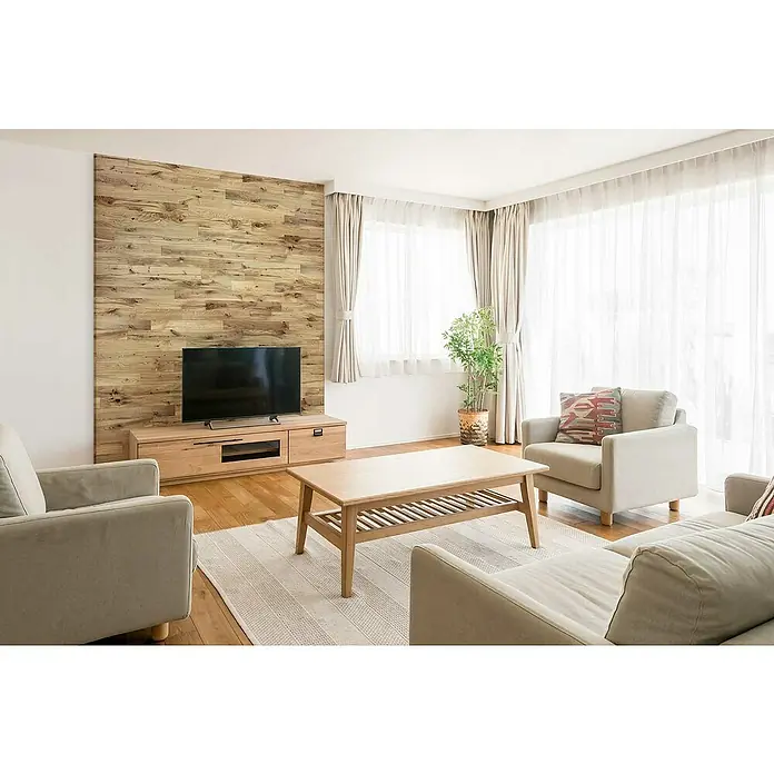 Wodewa Holzriemchen 1000 Eiche rustikal - 1.000 x 100 mm, Stärke: 3 mm - 6 mm, Selbsklebend, UV-geölt - Gemütliches Wohnzimmer mit hellem Holzmobiliar, einem modernen TV-Möbel und bequemen Sitzgelegenheiten, ideal für entspannte Stunden.