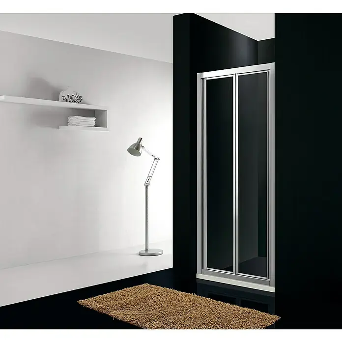 GME Mampara de ducha frontal Akord - 70 x 195 cm, Espesor de vidrio: 4 mm, Plateado - Elegante baño con una moderna puerta de ducha plateada, que complementa a la perfección la combinación de colores blanco y negro.