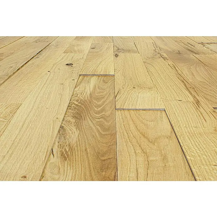 Wodewa Holzriemchen 1000 Eiche rustikal - 1.000 x 100 mm, Stärke: 3 mm - 6 mm, Selbsklebend, Strukturiert UV-geölt - Nahaufnahme von rustikalem Eichenparkettboden. Die warmen Farbtöne und die deutliche Maserung des Holzes sind gut sichtbar.