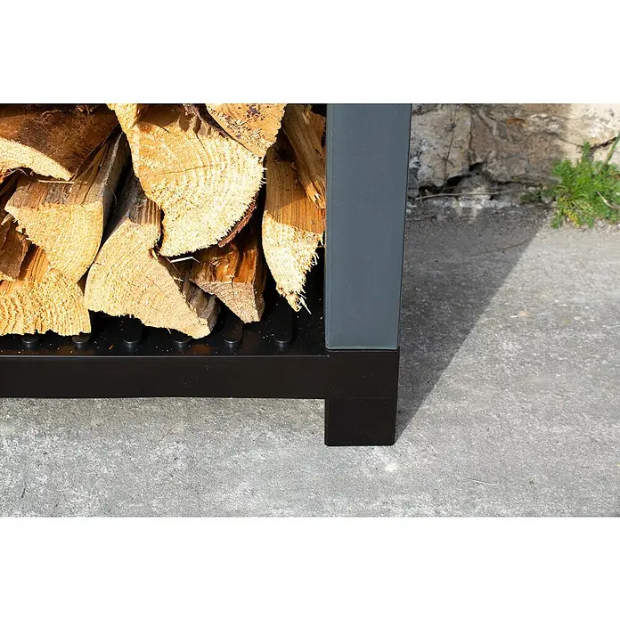 KHW Kaminholzregal - 114 x 47 x 102 cm, Kunststoff, Anthrazit - Nahaufnahme eines Holzregals gefüllt mit Brennholz, das die robuste Bauweise und Funktionalität des Produkts hervorhebt.