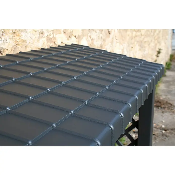KHW Kaminholzregal - 114 x 47 x 102 cm, Kunststoff, Anthrazit - Detailaufnahme eines grauen Metallpavillons mit quadratischen Dachziegeln vor einer rustikalen Steinwand.