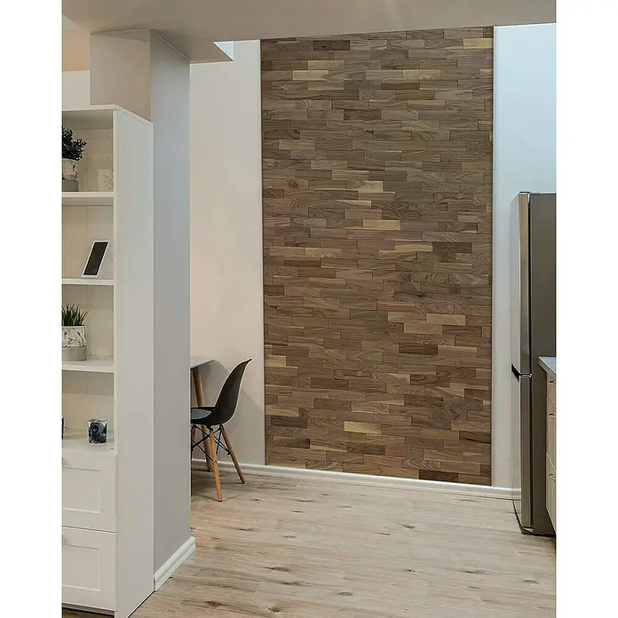 Wodewa Holzriemchen 200 Nussbaum - 100 Stk., L x B: 200 x 50 mm, 2 mm - 6 mm, Max. Anwendungsfläche: 1 m², Strukturiert unbehandelt - Nahaufnahme einer Wand mit horizontalen Holzpaneelen, die einen warmen und natürlichen Akzent in den Raum bringt.