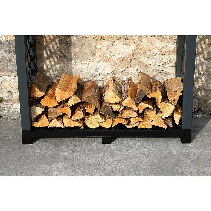 KHW Kaminholzregal - 114 x 47 x 102 cm, Kunststoff, Anthrazit - Ein gut gefüllter Holzstapel in einem modernen, dunklen Holzregal vor einer Steinwand, ideal für Kaminholz.