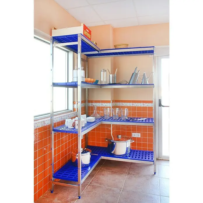 Simonrack Simoninox Abschlussregal - H x B x T: 160 x 136 x 50 cm, Traglast pro Boden: 180 kg, Anzahl Böden: 4 Stk., Stecken, Material Boden: Kunststoff - Eine Küchenecke mit einem Regal aus blauem Kunststoff und silberfarbenen Metallpfosten, auf dem Geschirr und Töpfe abgestellt sind.