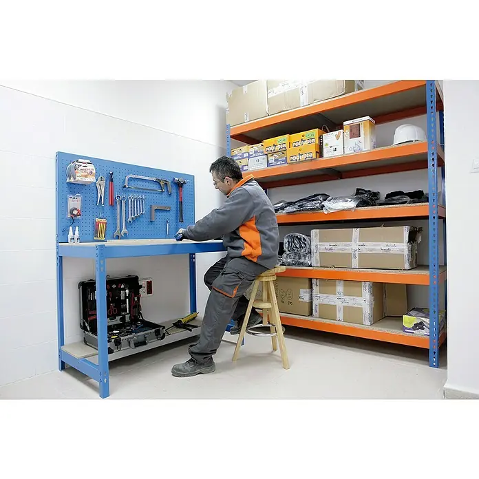Simonrack Simonforte Schwerlastregal Simonforte Chipboard - H x B x T: 300 x 150 x 60 cm, Traglast pro Boden: 600 kg, Anzahl Böden: 5 Stk., Stecken, Blau/Orange - Werkstatt mit Werkzeugwand und einer Regalwand, die mit Kartons und anderen Gegenständen gefüllt ist.