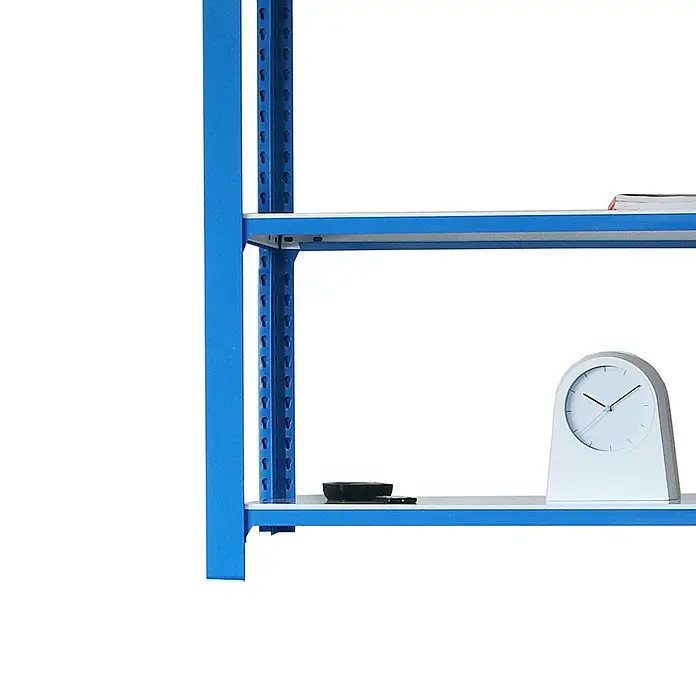 Simonrack Officlick Set de estanterías Metal - Al x An x Pr: 100 x 90 x 30 cm, Azul/Blanco, 2 ud. - Primer plano de una estantería azul con una balda blanca que contiene un reloj blanco y una pequeña caja negra.