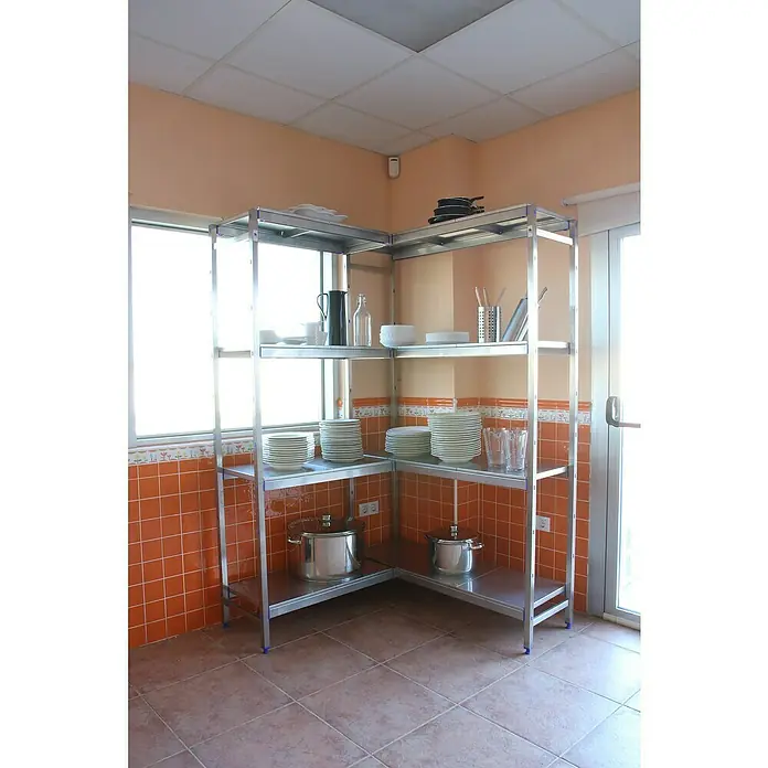 Simonrack Simoninox Abschlussregal - H x B x T: 160 x 126 x 50 cm, Traglast pro Boden: 200 kg, Anzahl Böden: 4 Stk., Stecken, Material Boden: Metall - Ein Eckregal aus Metall mit Tellern, Schüsseln und Töpfen in einer Küche. Praktisch für die Aufbewahrung von Geschirr und Kochutensilien.