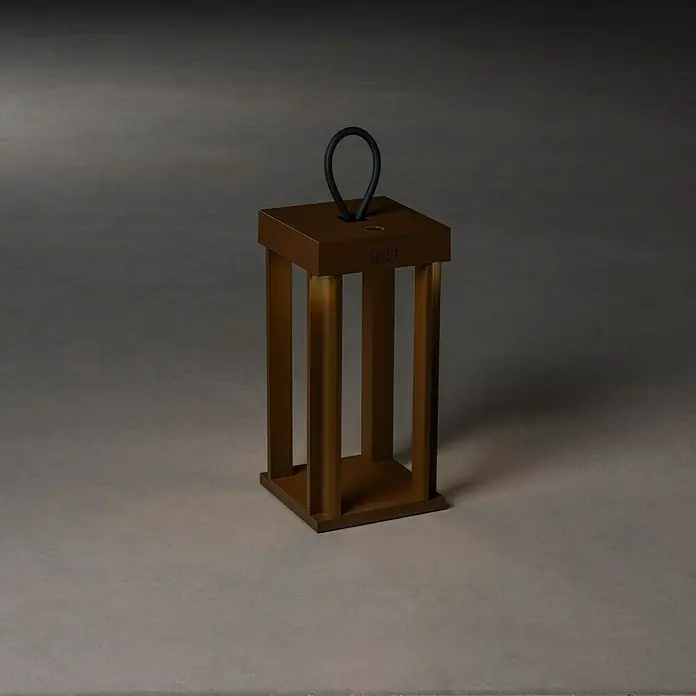 Konstsmide Außenlaterne Cannes - 15 x 15 x 42 cm, Rost - Elegante bronzefarbene Laterne mit schwarzem Griff. Ein stilvolles Deko-Element, das warmes Licht spendet und eine gemütliche Atmosphäre schafft.