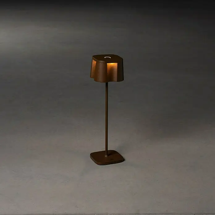 Konstsmide Akku-Tischleuchte Nice - 2,5 W, L x B x H: 10 x 10 x 36 cm, Rost, Warmweiß - Elegante braune Stehlampe mit einem Schirm, der ein warmes Licht ausstrahlt. Diese Lampe ist ein stilvolles Möbelstück für jedes moderne Interieur.
