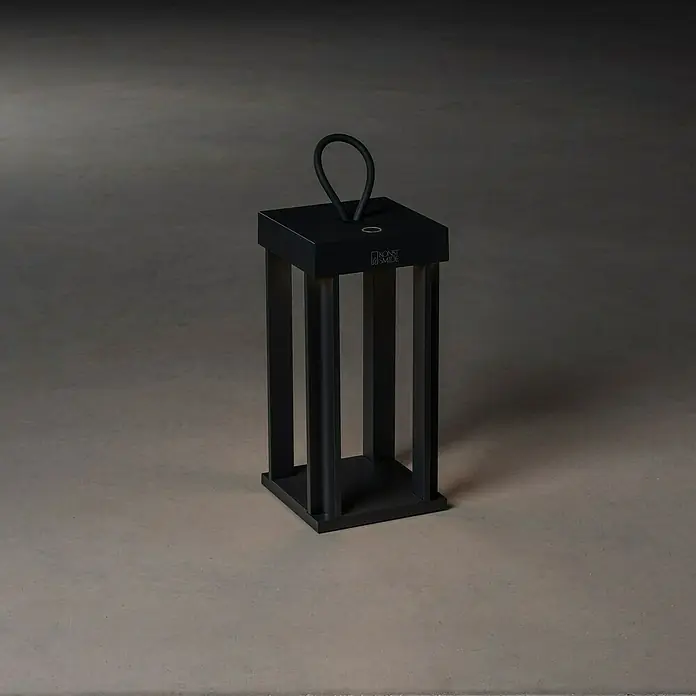 Konstsmide Außenlaterne Cannes - 15 x 15 x 42 cm, Schwarz - Elegante schwarze Laterne von Konst Smide. Die moderne Laterne mit Tragegriff ist eine stilvolle Beleuchtung für den Innen- und Außenbereich.