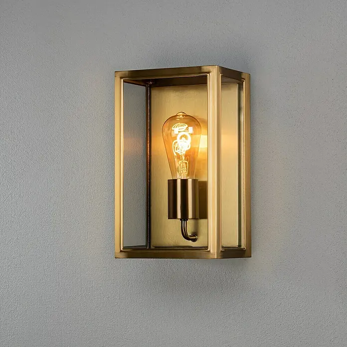 Konstsmide Außenwandleuchte Carpi - 60 W, 13,5 x 18 x 30 cm, Messing, IP44 - Elegante Wandleuchte mit goldenem Rahmen und warm leuchtender Glühbirne für stimmungsvolle Beleuchtung.