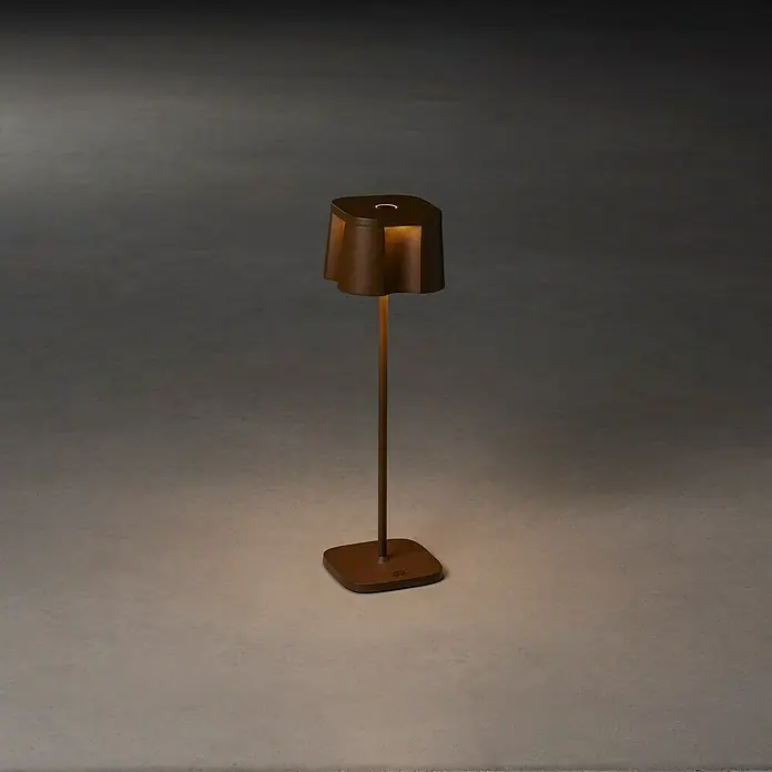 Konstsmide Akku-Tischleuchte Nice - 2,5 W, L x B x H: 10 x 10 x 36 cm, Rost, Warmweiß - Elegante Tischleuchte in Bronzeoptik, die warmes Licht spendet und eine stilvolle Atmosphäre schafft. Ideal für Wohn- und Schlafräume.