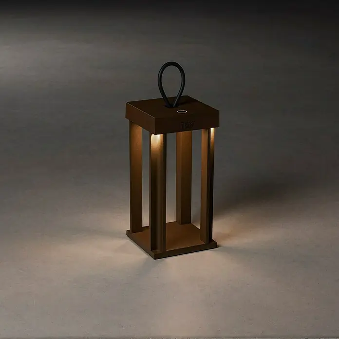Konstsmide Außenlaterne Cannes - 15 x 15 x 42 cm, Rost - Elegante Akku-Tischleuchte mit warmem Lichtschein. Die moderne Laterne in Braun mit schwarzem Griff ist ein dekoratives Highlight.