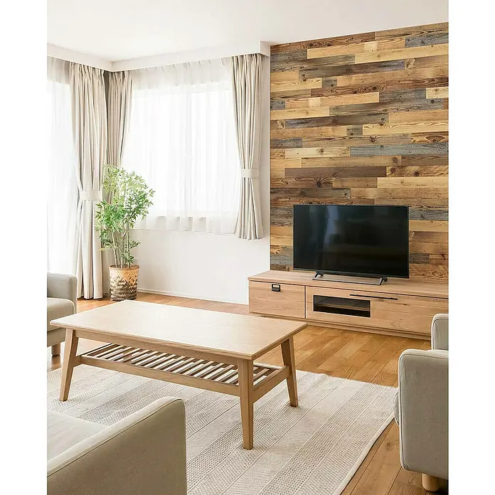Wodewa Holzriemchen 1000 Original Altholz - 1.000 x 100 mm, 10 Stk., Stärke: 6 mm - 8 mm - Einrichtung eines Wohnzimmers mit einem Couchtisch aus hellem Holz und einem TV-Möbel vor einer Wand aus Holzpaneelen.