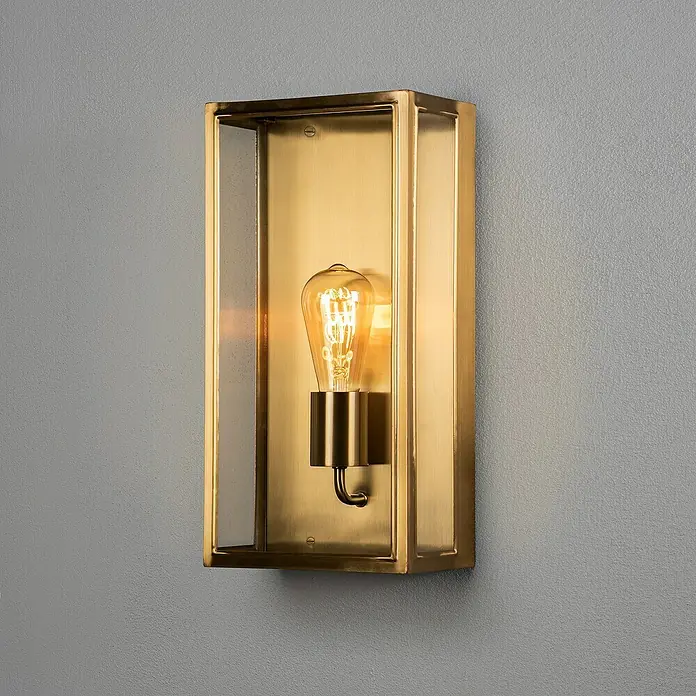Konstsmide Außenwandleuchte Carpi - 60 W, 12,5 x 20,5 x 40 cm, Messing, IP44 - Elegante Wandleuchte mit Messingrahmen und Edison-Glühbirne, die warmes Licht spendet und eine stilvolle Atmosphäre schafft.