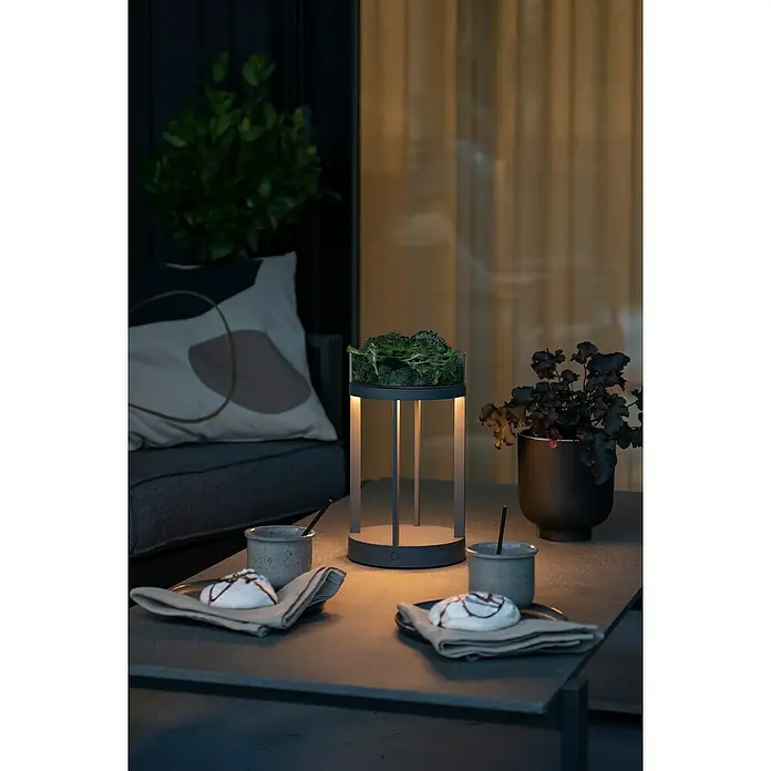 Konstsmide Außenlaterne Chieti - 17 x 17 x 25 cm, Grau - Elegante Tischleuchte mit Pflanzgefäß, die warmes Licht und natürliche Elemente stilvoll vereint. Perfekt für gemütliche Abende im Freien.